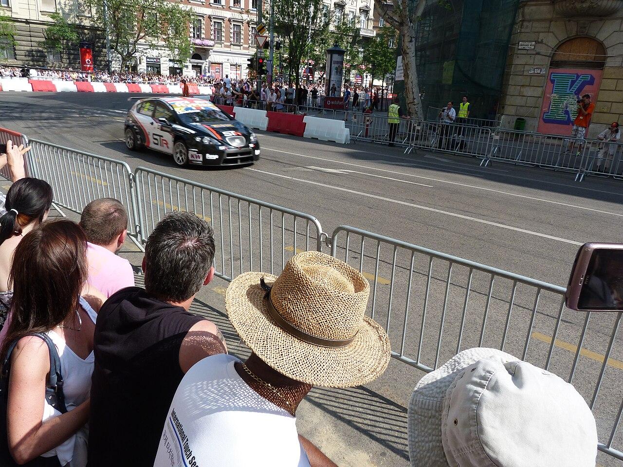 F1赛车人物:一位顶尖选手的进阶之路(战术执教视角)